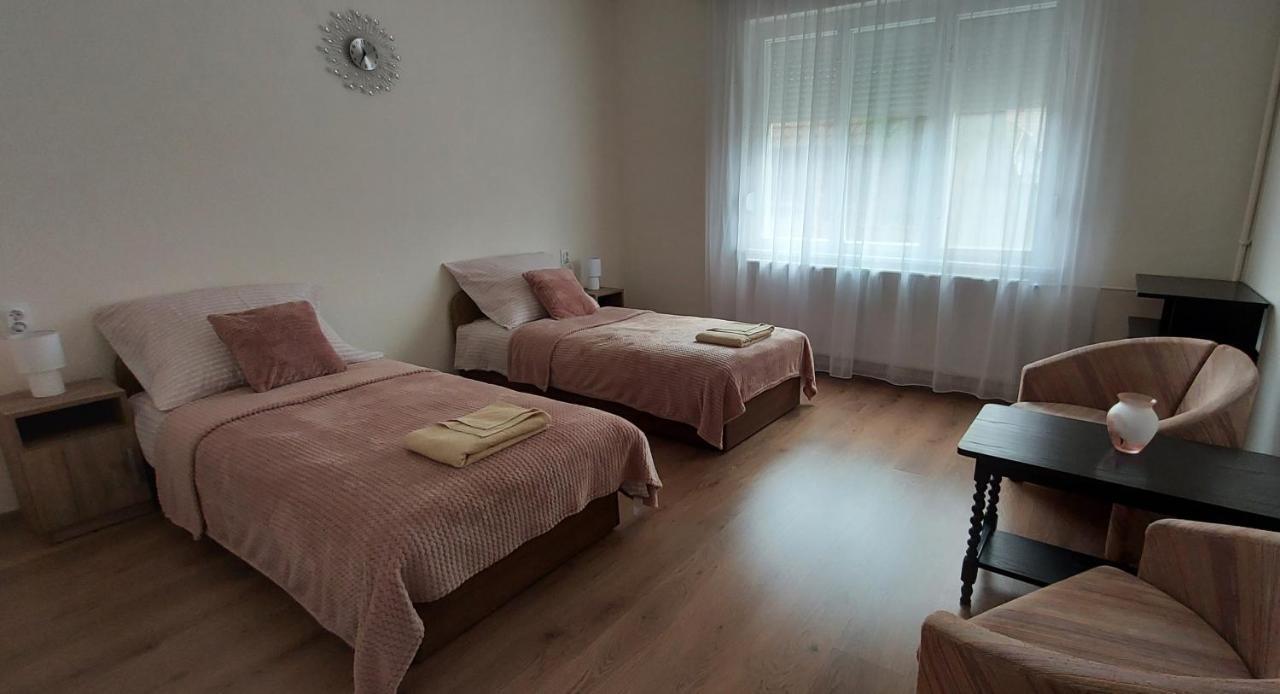 Akacfa Vendeghaz Apartment