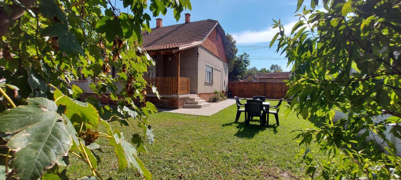 Akacfa Vendeghaz Apartmán