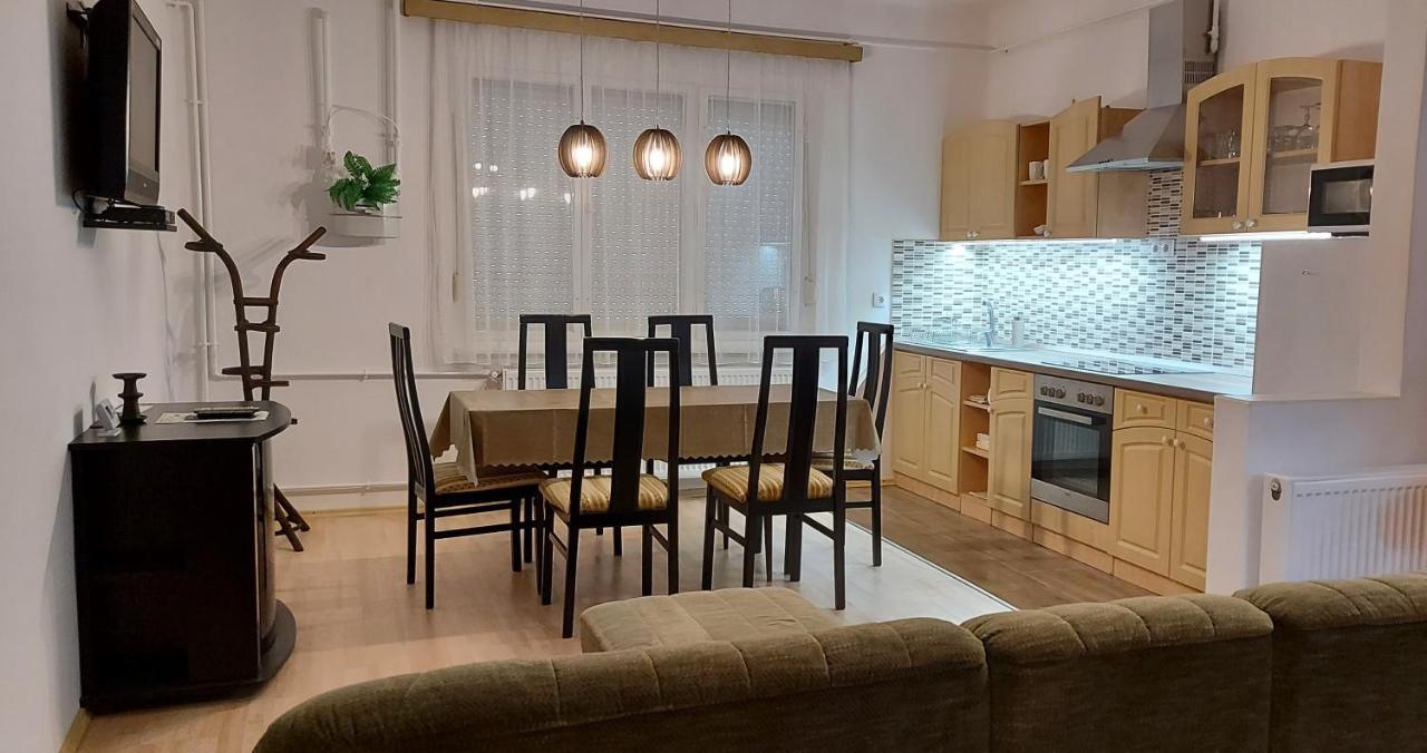 Akacfa Vendeghaz Apartment Mako